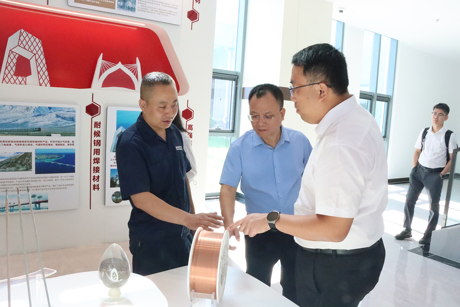 防城港市副市長禤東一行 走進(jìn)金橋科技公司調(diào)研